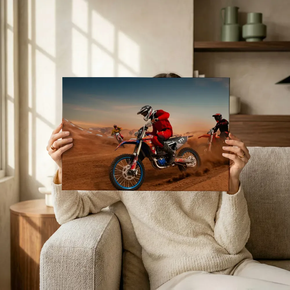 Sfeerimpressie: Motorcrossers in actie door het zand terwijl het omhoog wordt gehouden