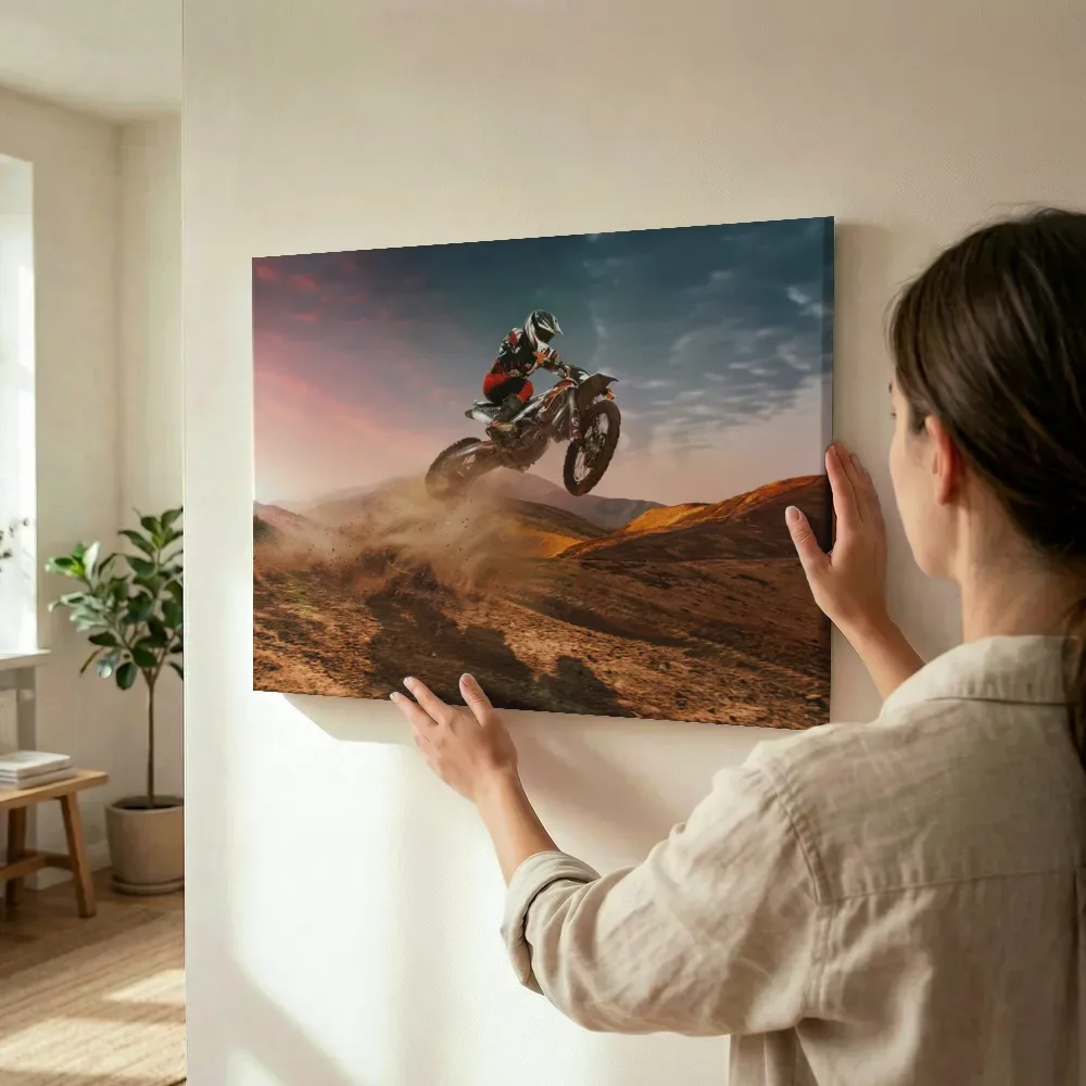 Sfeerimpressie: Motorcross sprong door de woestijnheuvels terwijl het wordt opgehangen