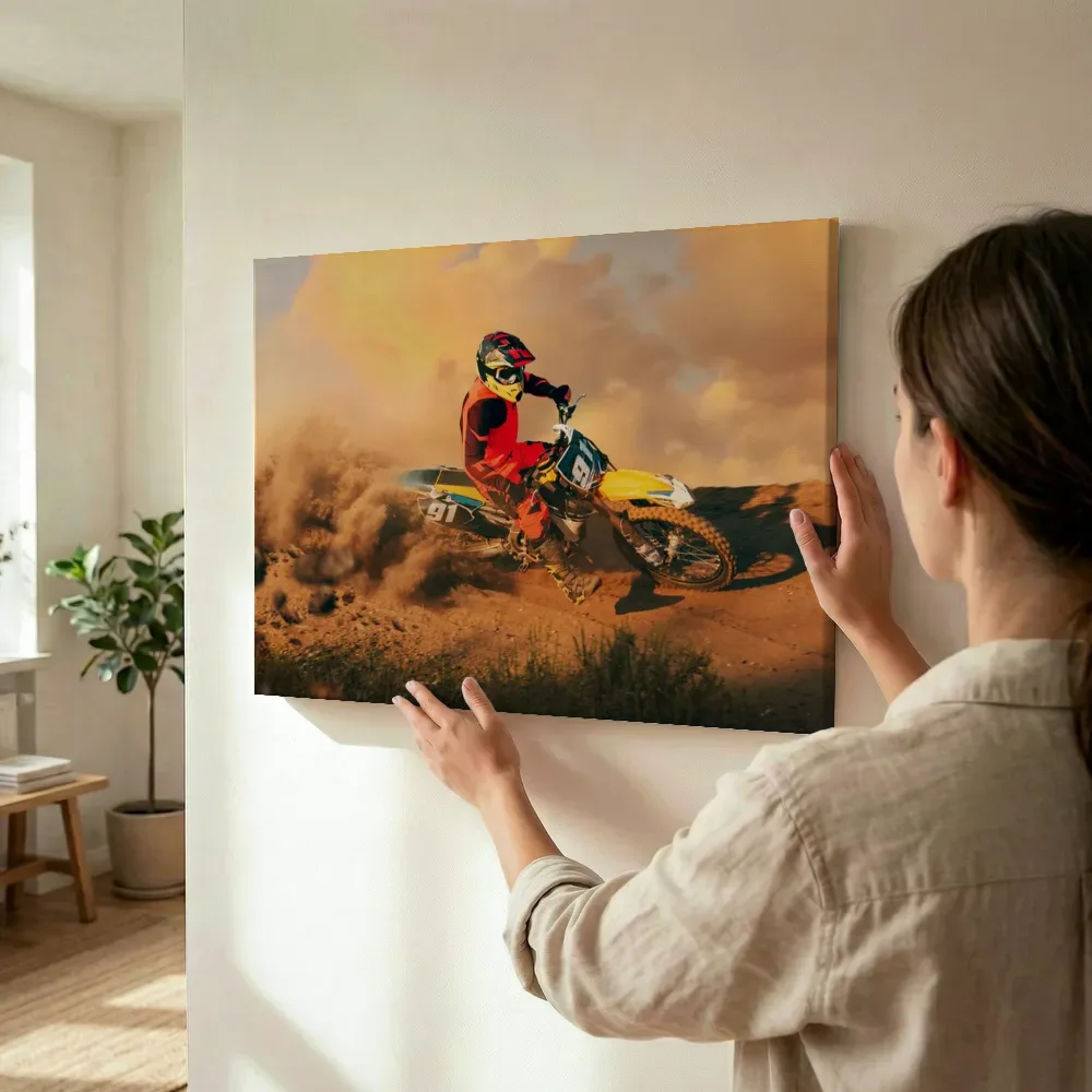 Sfeerimpressie: Motorcrosser in gouden stofwolken terwijl het wordt opgehangen