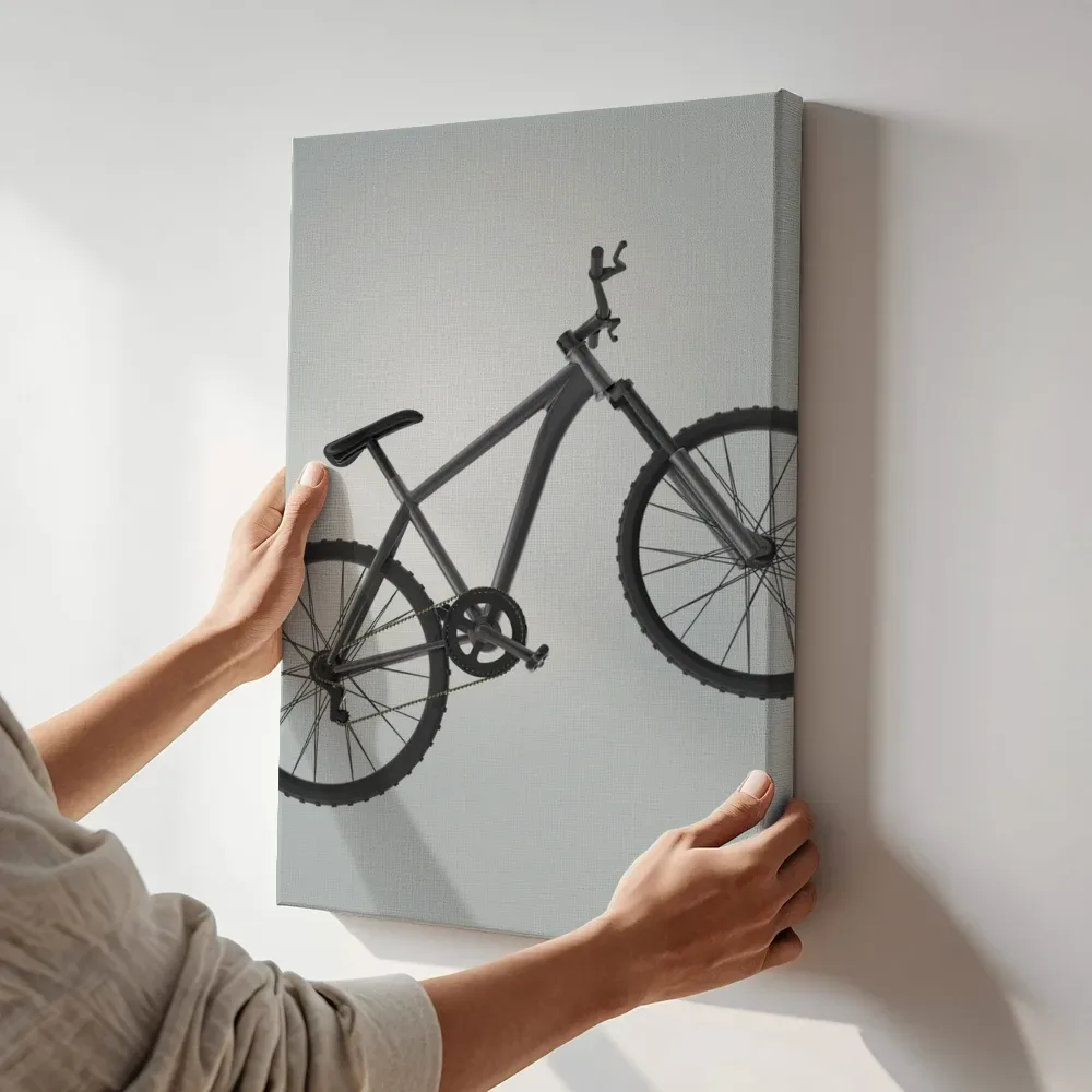 Sfeerimpressie: Mountainbike in grafisch grijs terwijl het aan de muur wordt gehangen