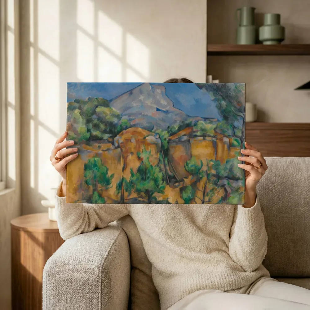 Sfeerimpressie: Mont Sainte-Victoire gezien vanaf de steengroeve Bibémus van Paul Cezanne terwijl het omhoog wordt gehouden