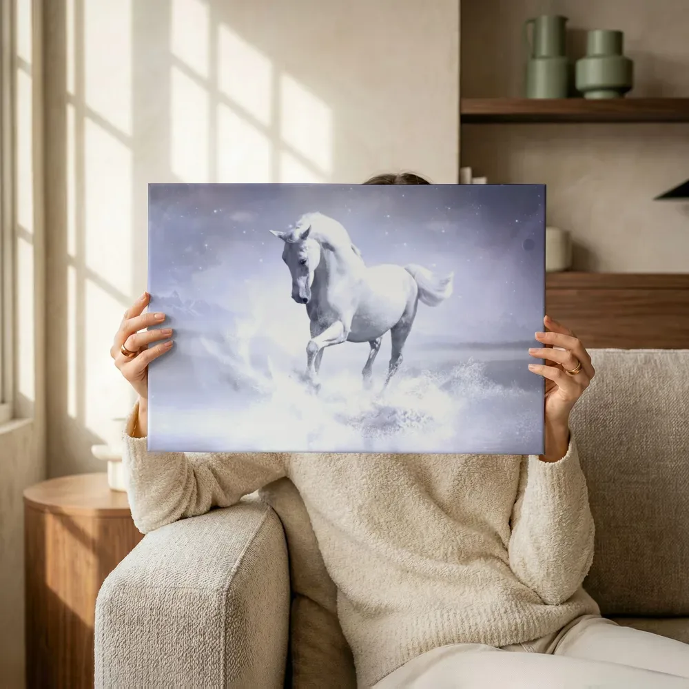 Sfeerimpressie: Mystiek wit paard in water terwijl het omhoog wordt gehouden