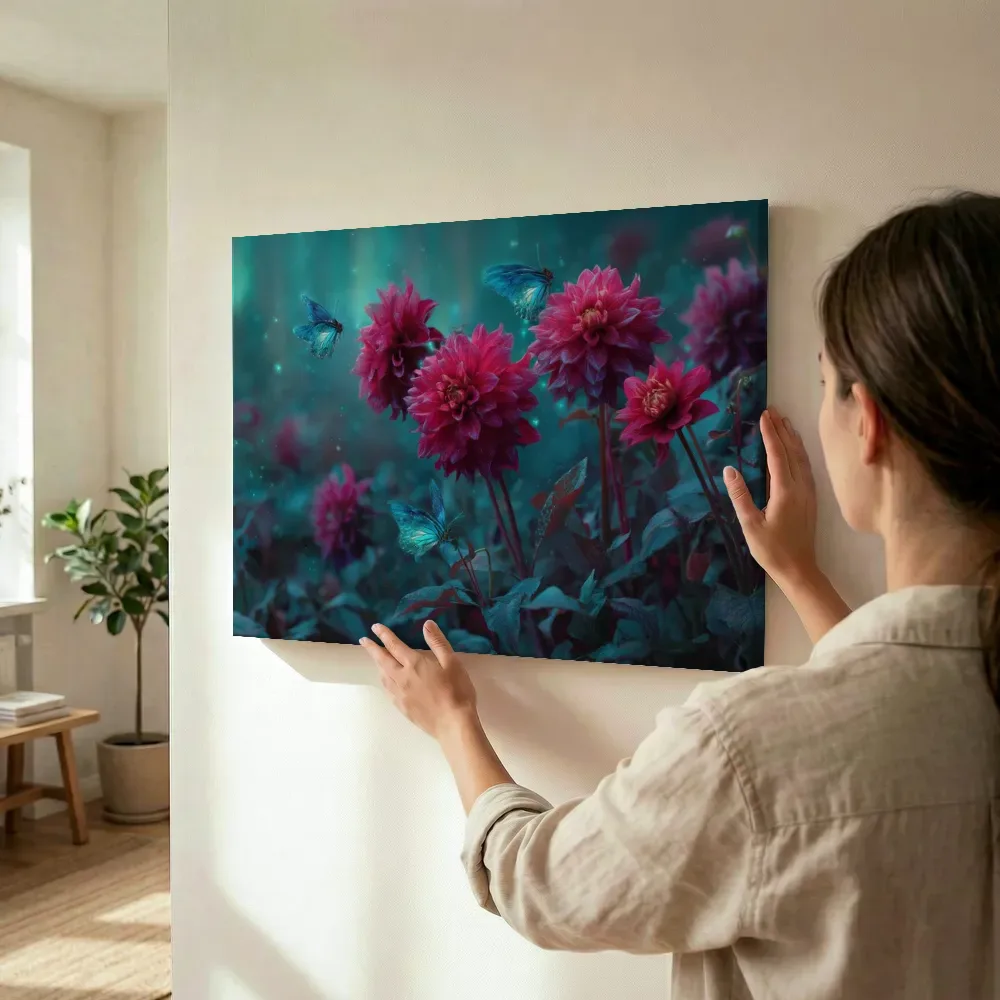 Sfeerimpressie: Mystieke dahlia's in turkoois licht terwijl het wordt opgehangen