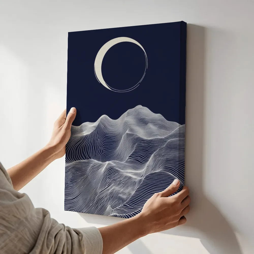 Sfeerimpressie: Navyblauw maanlicht bergen terwijl het aan de muur wordt gehangen