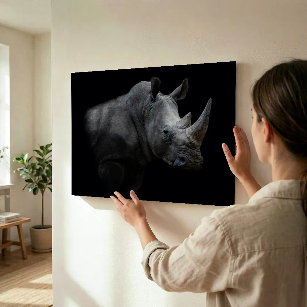 Sfeerimpressie: Neushoorn profiel in het donker terwijl het wordt opgehangen