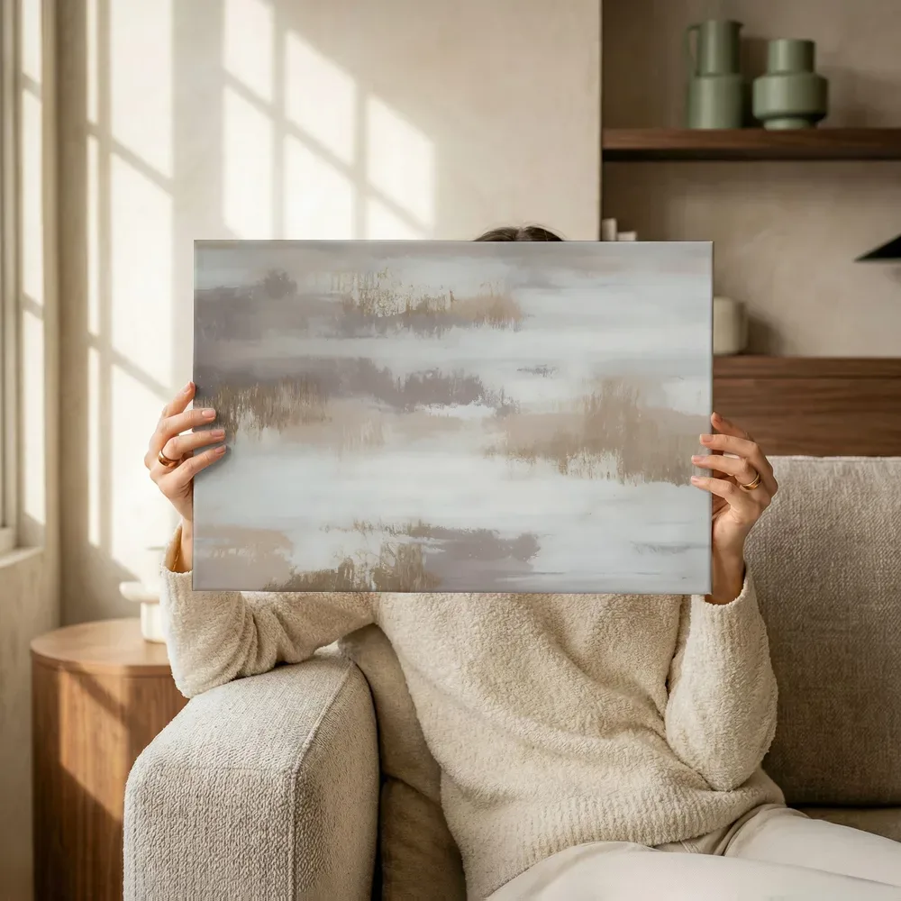 Sfeerimpressie: Nevelig abstract in beige en grijs terwijl het omhoog wordt gehouden