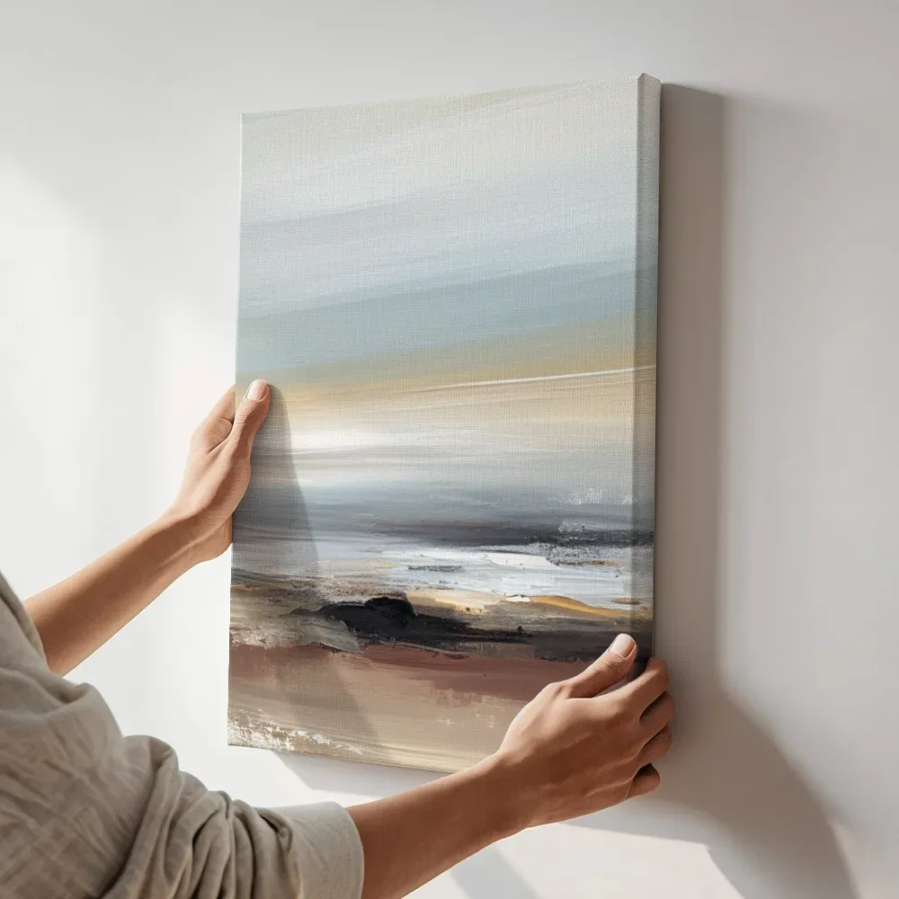 Sfeerimpressie: Nevelige golfvormige abstractie in teal en terracotta terwijl het aan de muur wordt gehangen