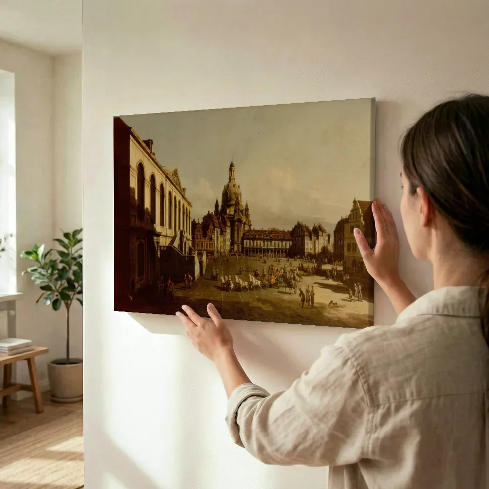 Sfeerimpressie: De nieuwe markt in Dresden van Bernardo Bellotto terwijl het wordt opgehangen
