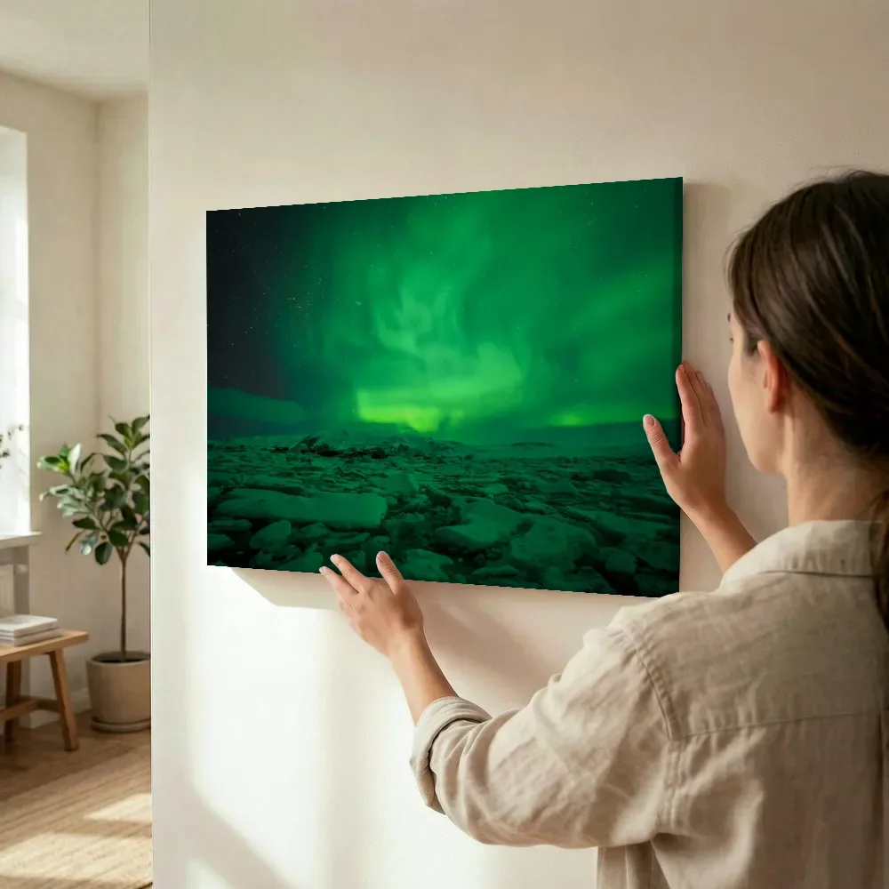 Sfeerimpressie: Groen noorderlicht boven IJsvlakte terwijl het wordt opgehangen