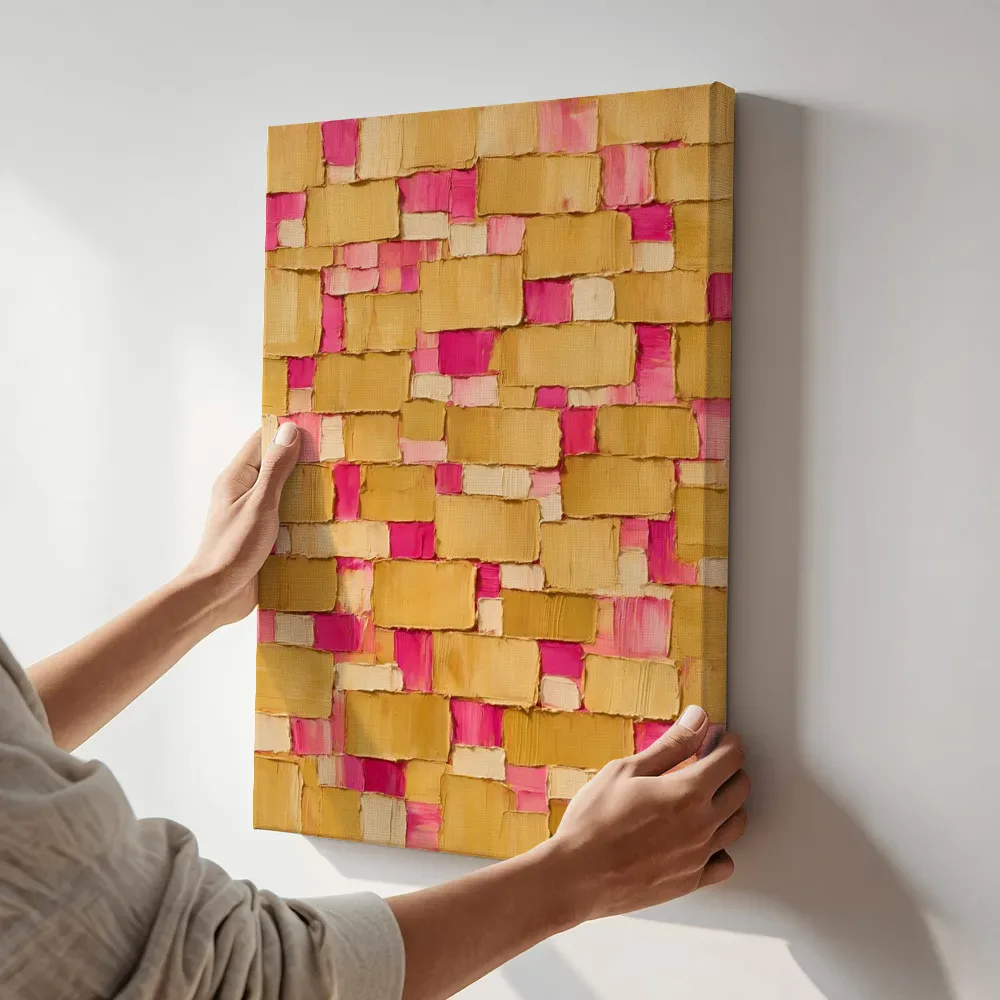 Sfeerimpressie: Okergeel en fuchsia als een muur van stenen terwijl het aan de muur wordt gehangen
