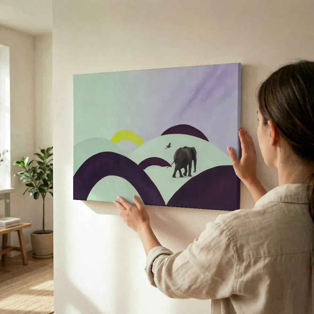 Sfeerimpressie: Olifant in aubergine en mint terwijl het wordt opgehangen