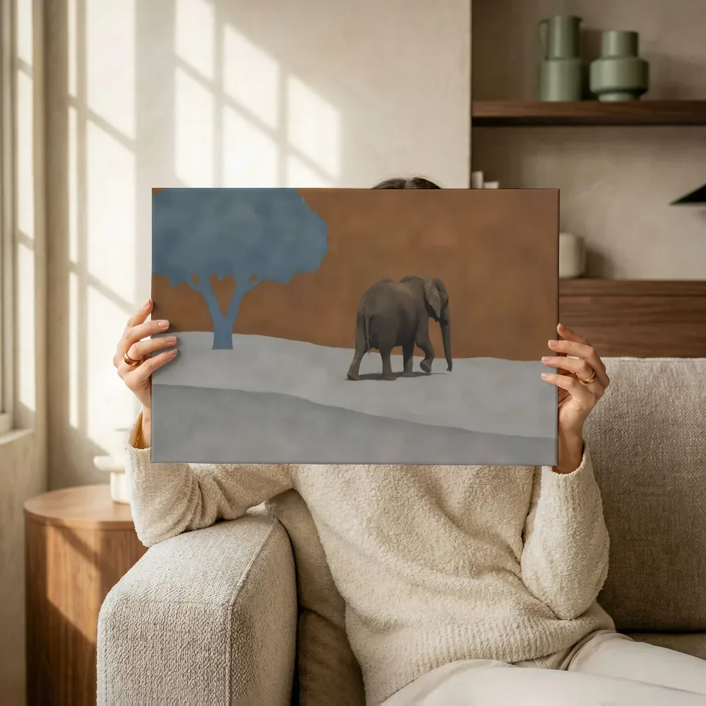 Sfeerimpressie: Olifant in kaneel en duifgrijs terwijl het omhoog wordt gehouden