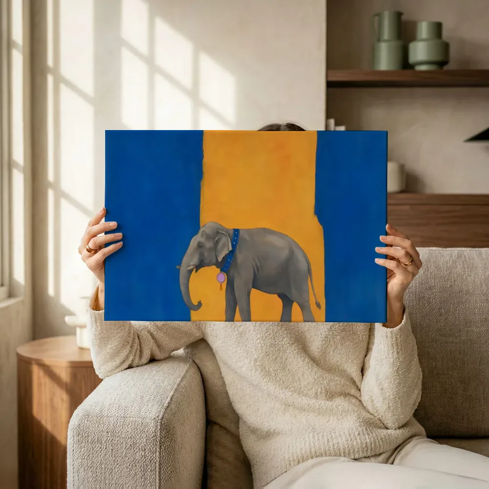 Sfeerimpressie: Olifant in kobalt en saffraan terwijl het omhoog wordt gehouden
