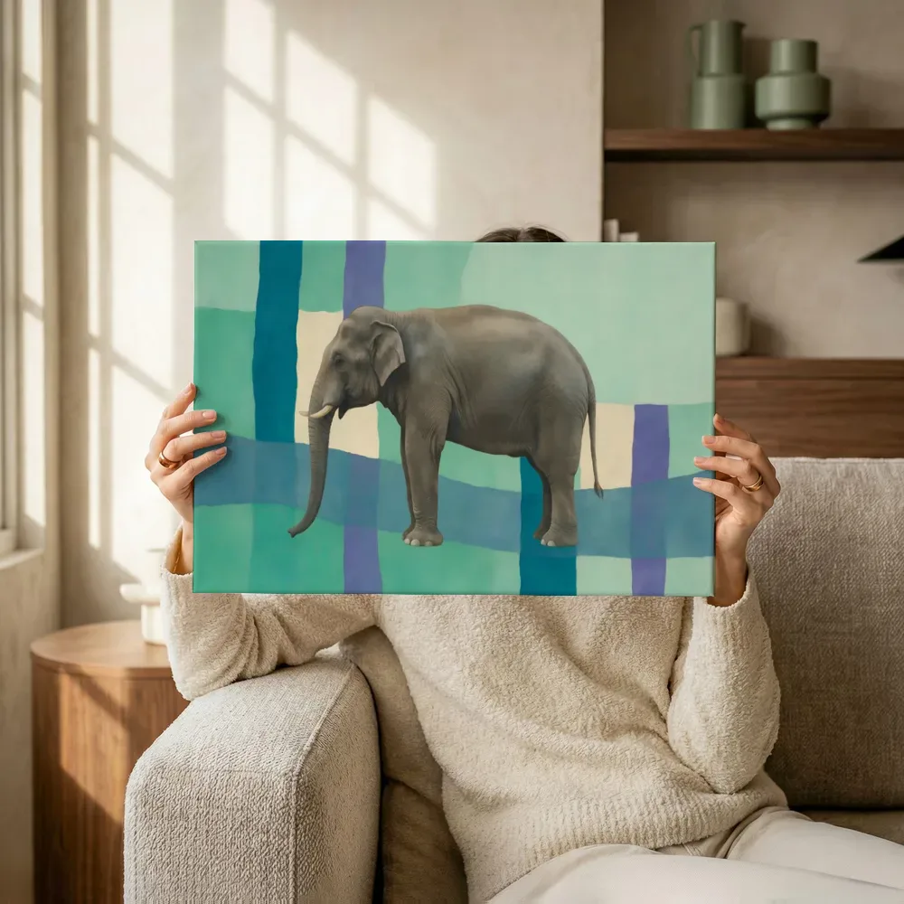 Sfeerimpressie: Olifant in koele kleuren bij elkaar terwijl het omhoog wordt gehouden