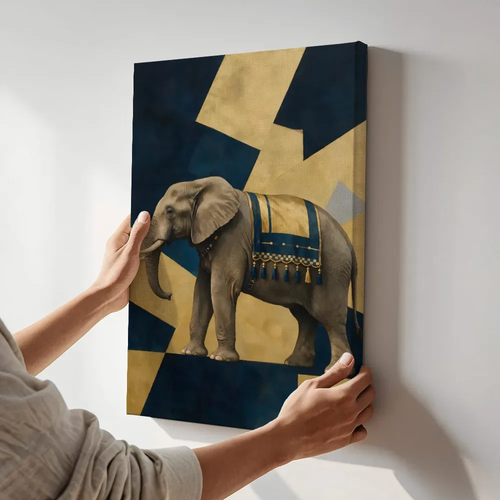 Sfeerimpressie: Olifant in nachtblauw en goud terwijl het aan de muur wordt gehangen