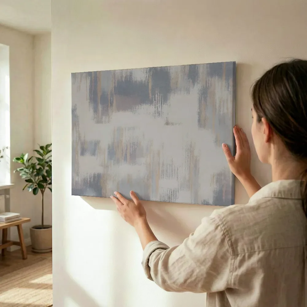 Sfeerimpressie: Ombre ikat golfpatroon in taupe en paars terwijl het wordt opgehangen