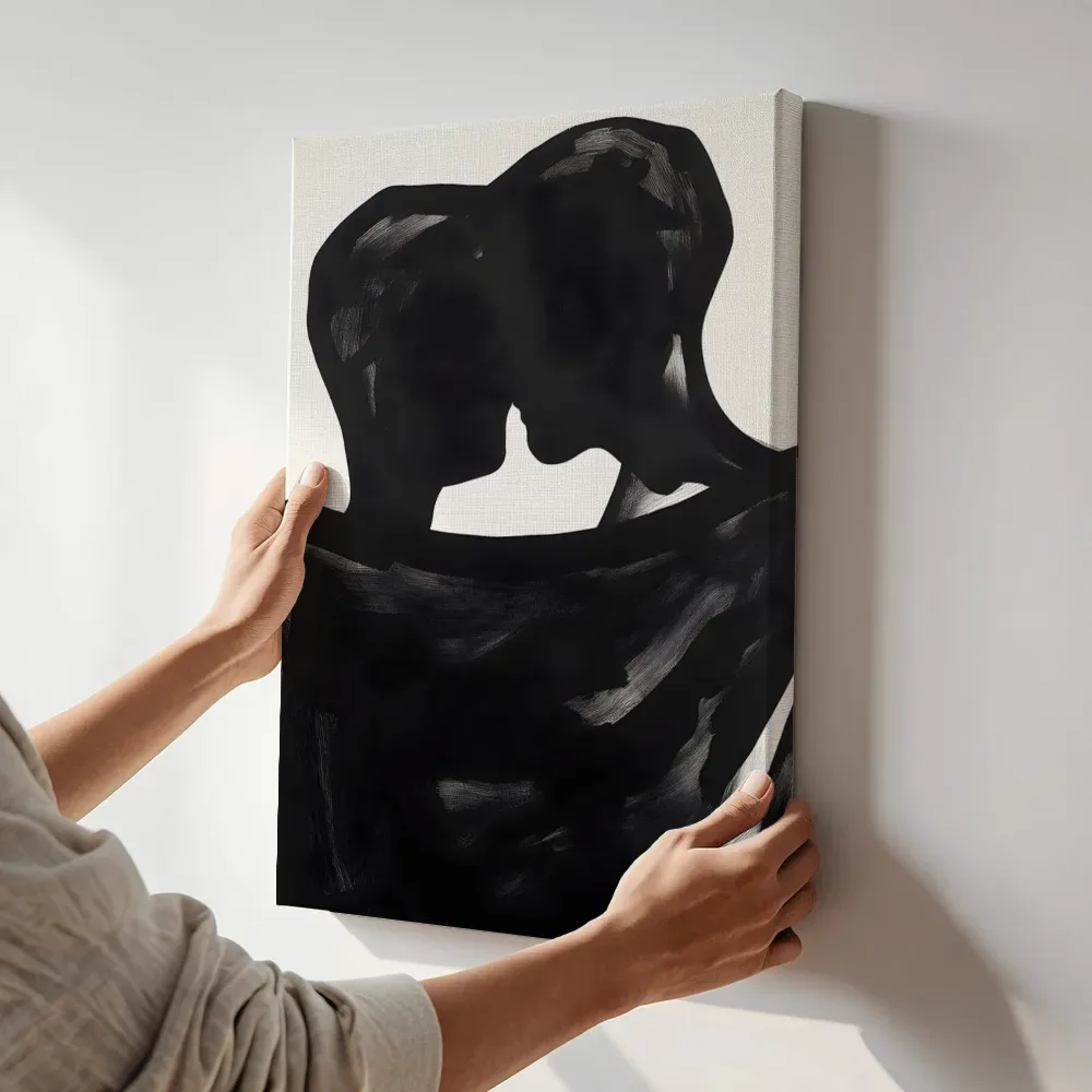 Sfeerimpressie: Omhelzend silhouet koppel terwijl het aan de muur wordt gehangen