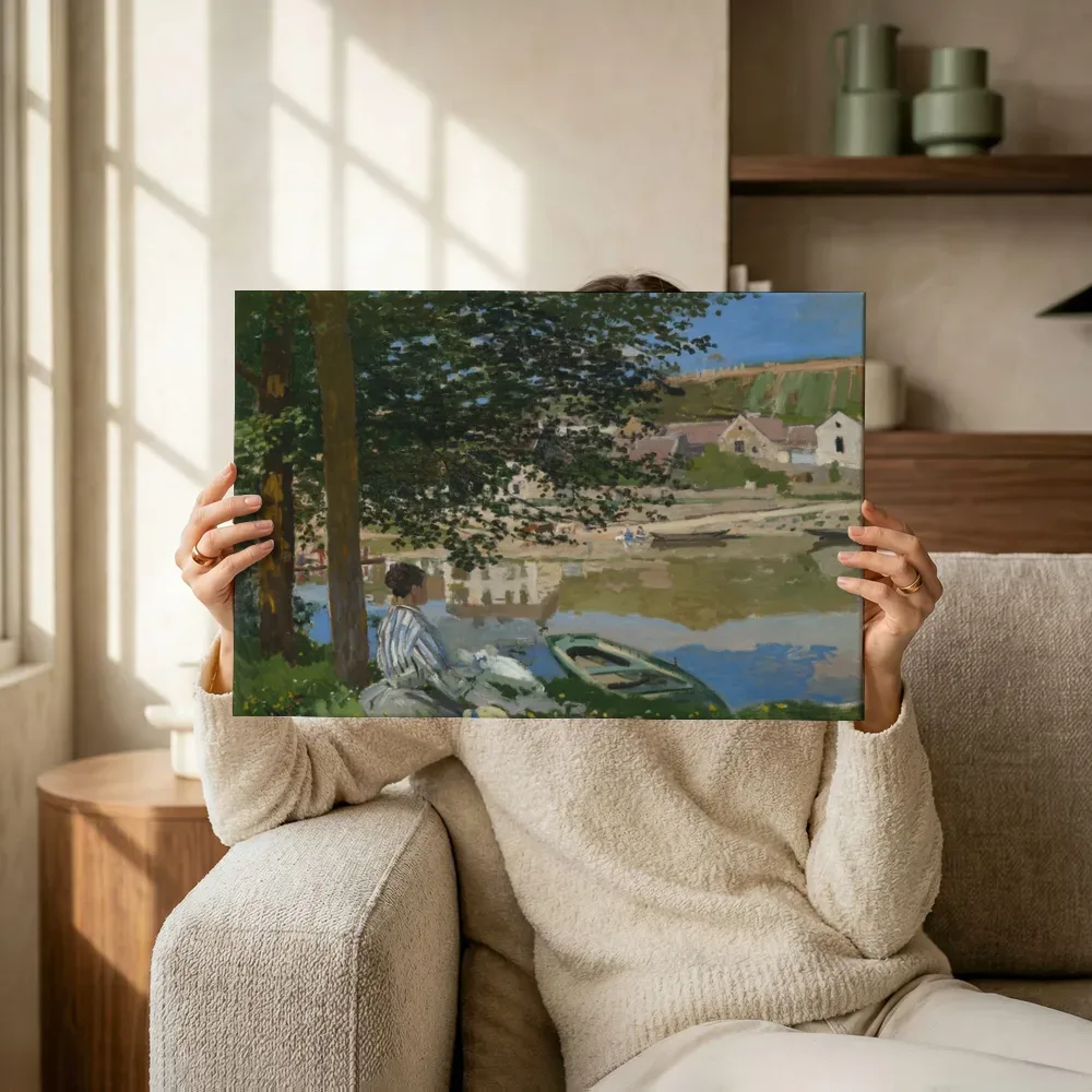Sfeerimpressie: Aan de oever van de Seine, Bennecourt van Claude Monet terwijl het omhoog wordt gehouden