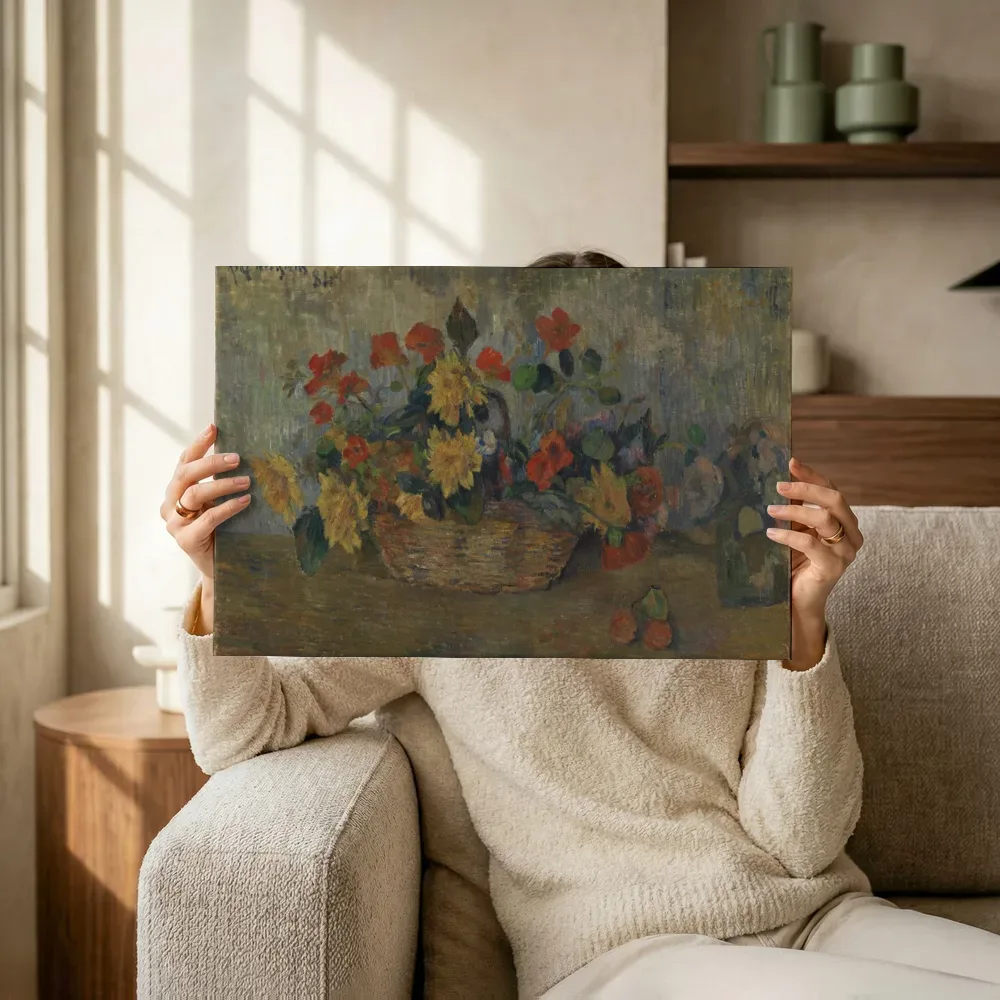 Sfeerimpressie: Oostindische kers en dahlia's in een mand van Paul Gauguin terwijl het omhoog wordt gehouden