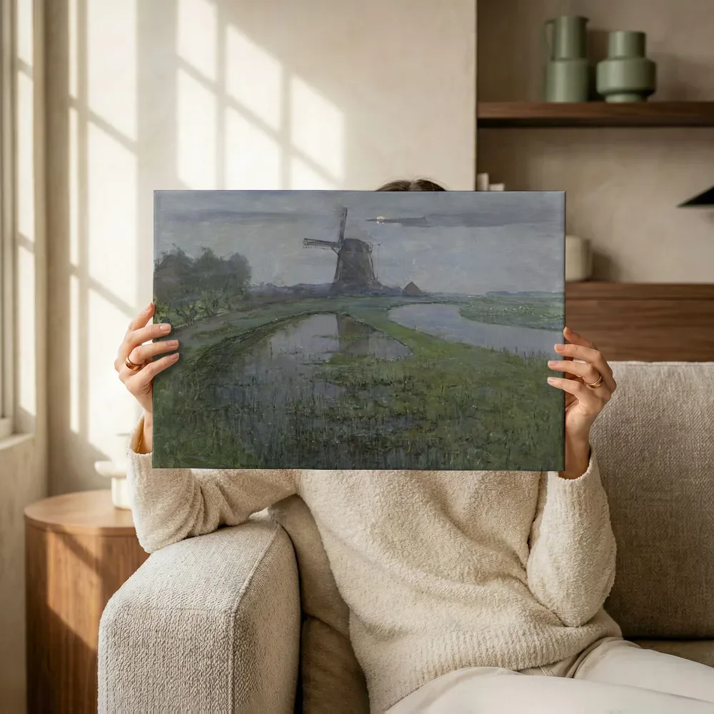 Sfeerimpressie: Oostzijdse molen aan het Gein bij maanlicht van Piet Mondriaan terwijl het omhoog wordt gehouden