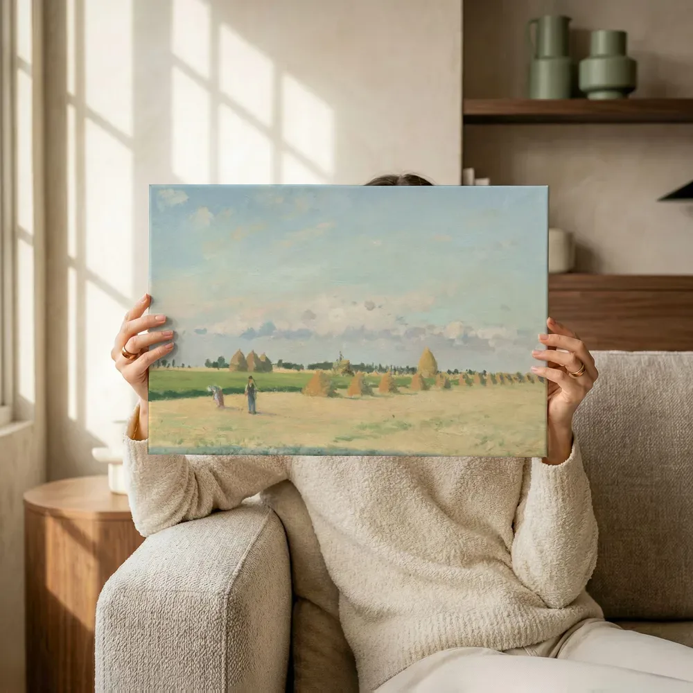 Sfeerimpressie: Open velden met hooibergen bij Pontoise van Camille Pissarro terwijl het omhoog wordt gehouden
