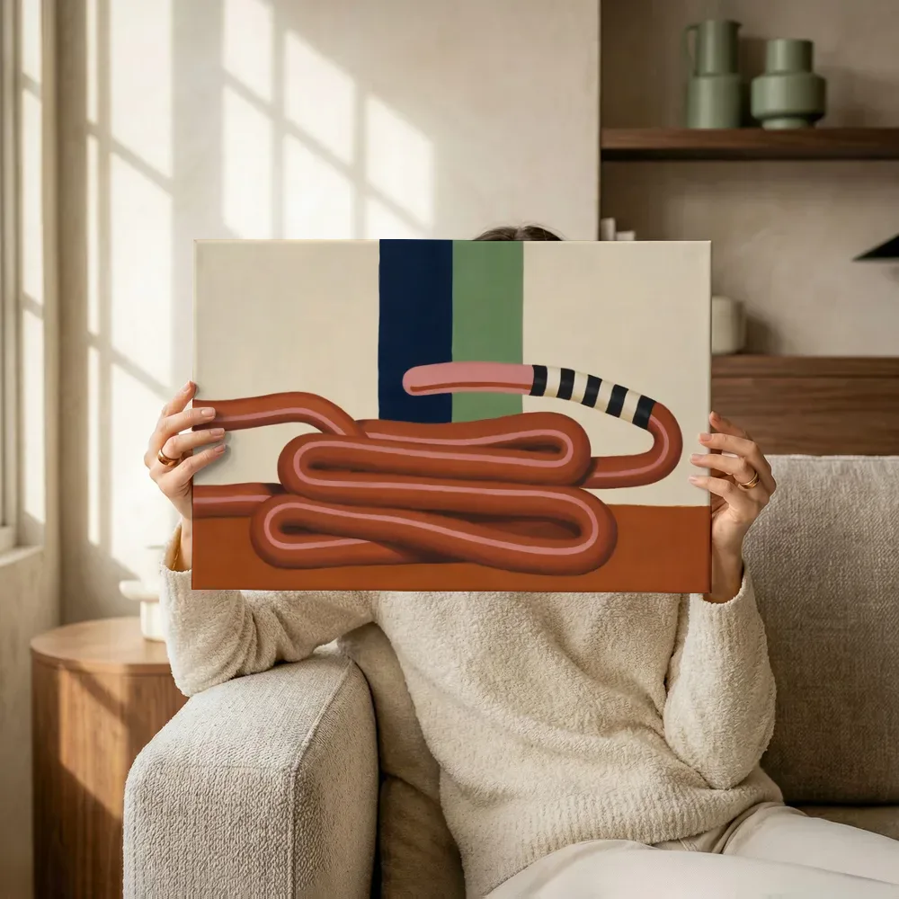 Sfeerimpressie: Opgestapelde bochten in terracotta en roze terwijl het omhoog wordt gehouden