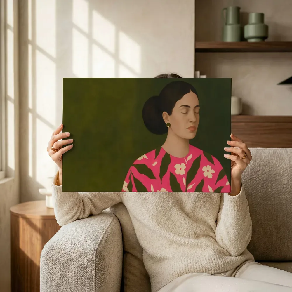 Sfeerimpressie: Portret van een vrouw in olijf en roze terwijl het omhoog wordt gehouden