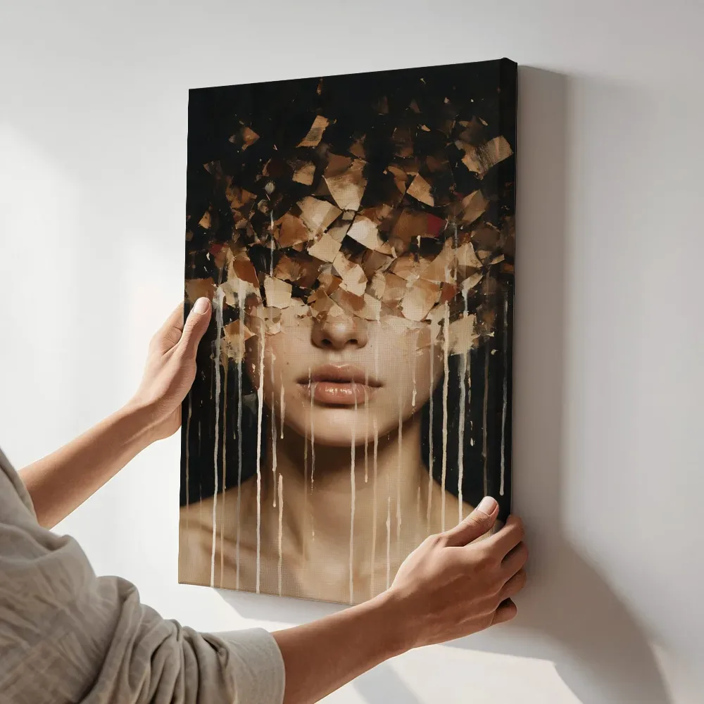 Sfeerimpressie: Oplossend portret in aarde en wit terwijl het aan de muur wordt gehangen