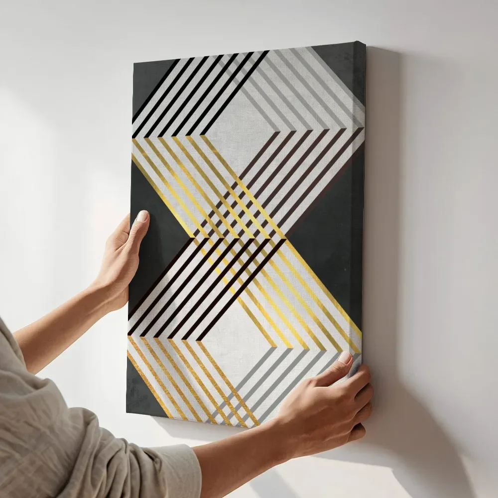 Sfeerimpressie: Optische kubussen in goud terwijl het aan de muur wordt gehangen