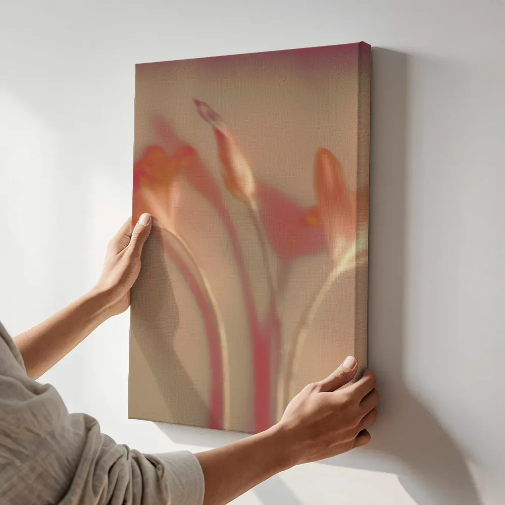 Sfeerimpressie: Oranje bloesems in wazig licht terwijl het aan de muur wordt gehangen