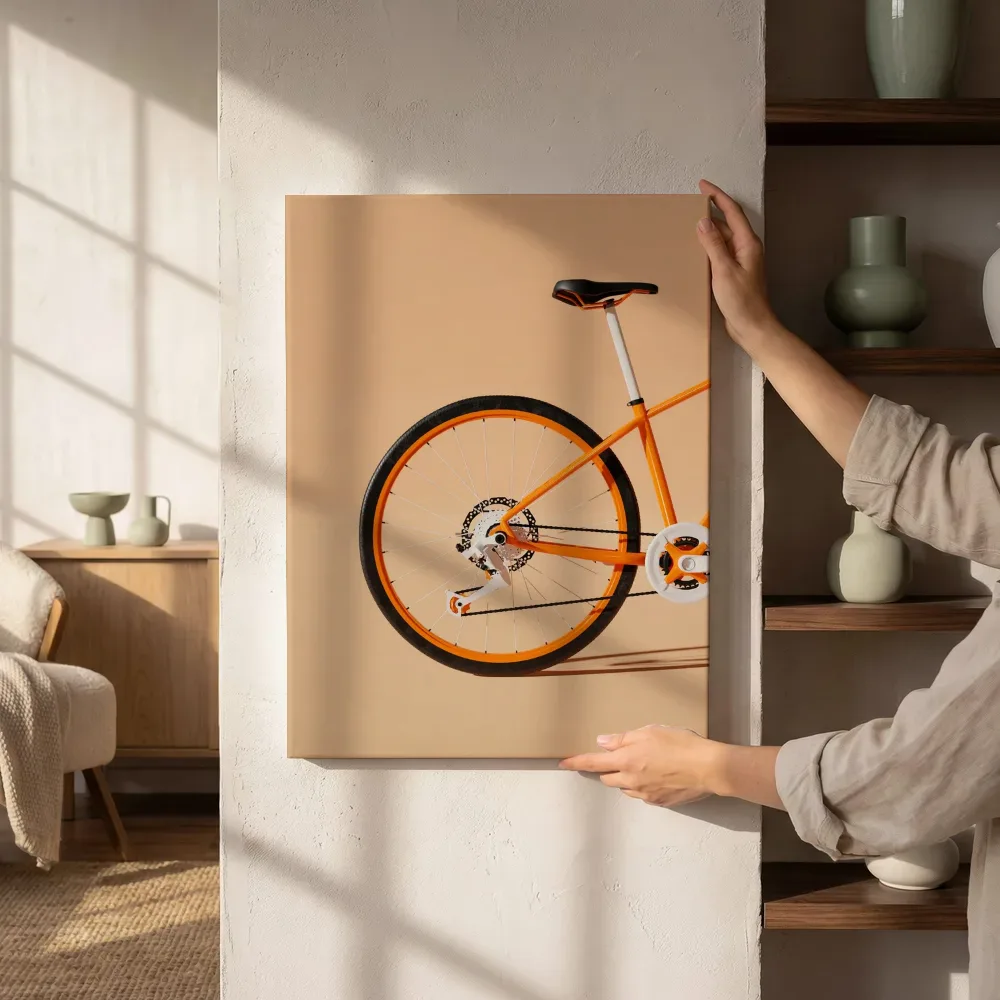 Sfeerimpressie: Oranje fietswiel in close-up naast de kast