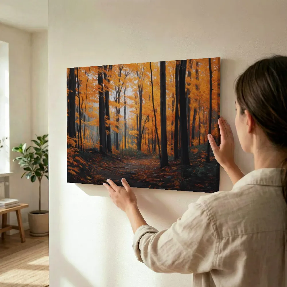 Sfeerimpressie: Oranje pad door het herfstbos terwijl het wordt opgehangen