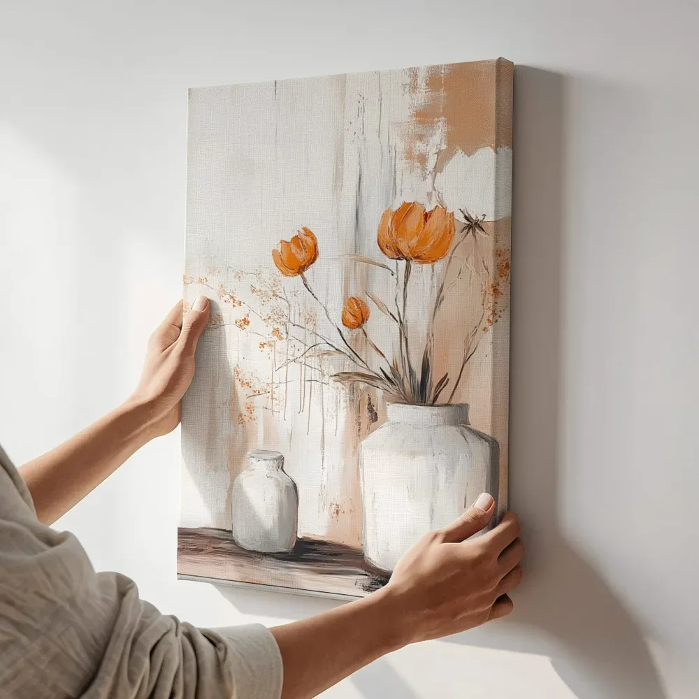 Sfeerimpressie: Oranje tulpen en droogbloemen stilleven terwijl het aan de muur wordt gehangen