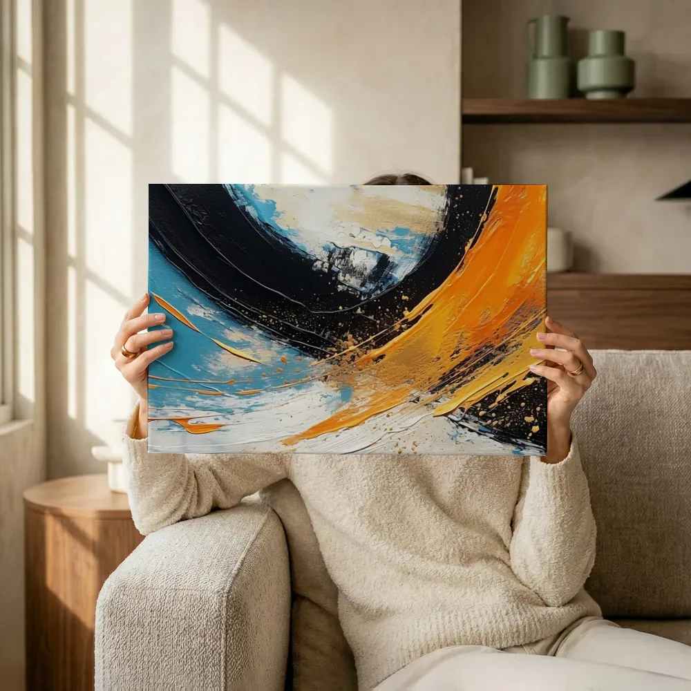 Sfeerimpressie: Oranje, zwart en blauw in een wervel terwijl het omhoog wordt gehouden