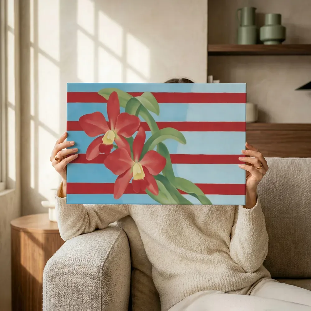Sfeerimpressie: Orchidee in hemelblauw en klaproosrood terwijl het omhoog wordt gehouden