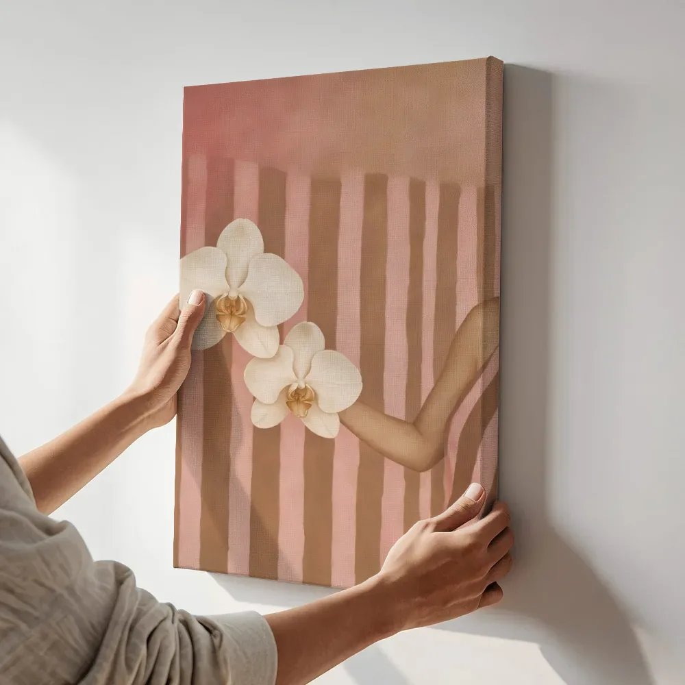 Sfeerimpressie: Orchidee in poederroze en bruin terwijl het aan de muur wordt gehangen