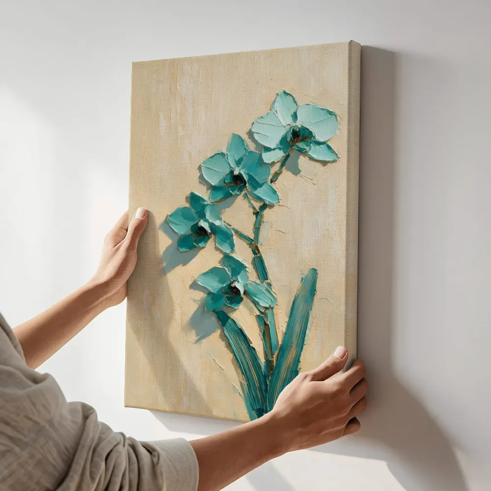 Sfeerimpressie: Orchidee in turkoois terwijl het aan de muur wordt gehangen