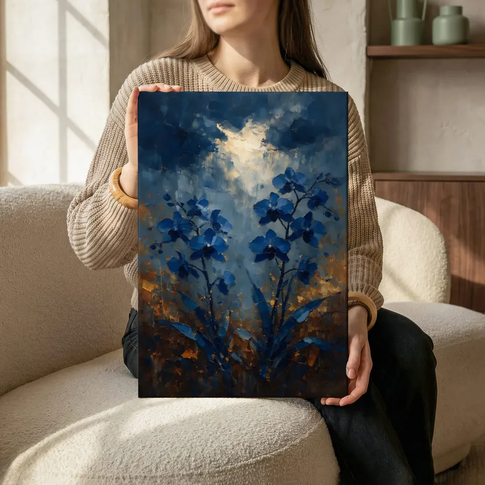 Sfeerimpressie: Orchidee onder een storm in diepblauw terwijl het zittend wordt getoond
