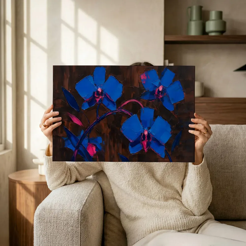 Sfeerimpressie: Orchidee van dichtbij in kobaltmagenta terwijl het omhoog wordt gehouden