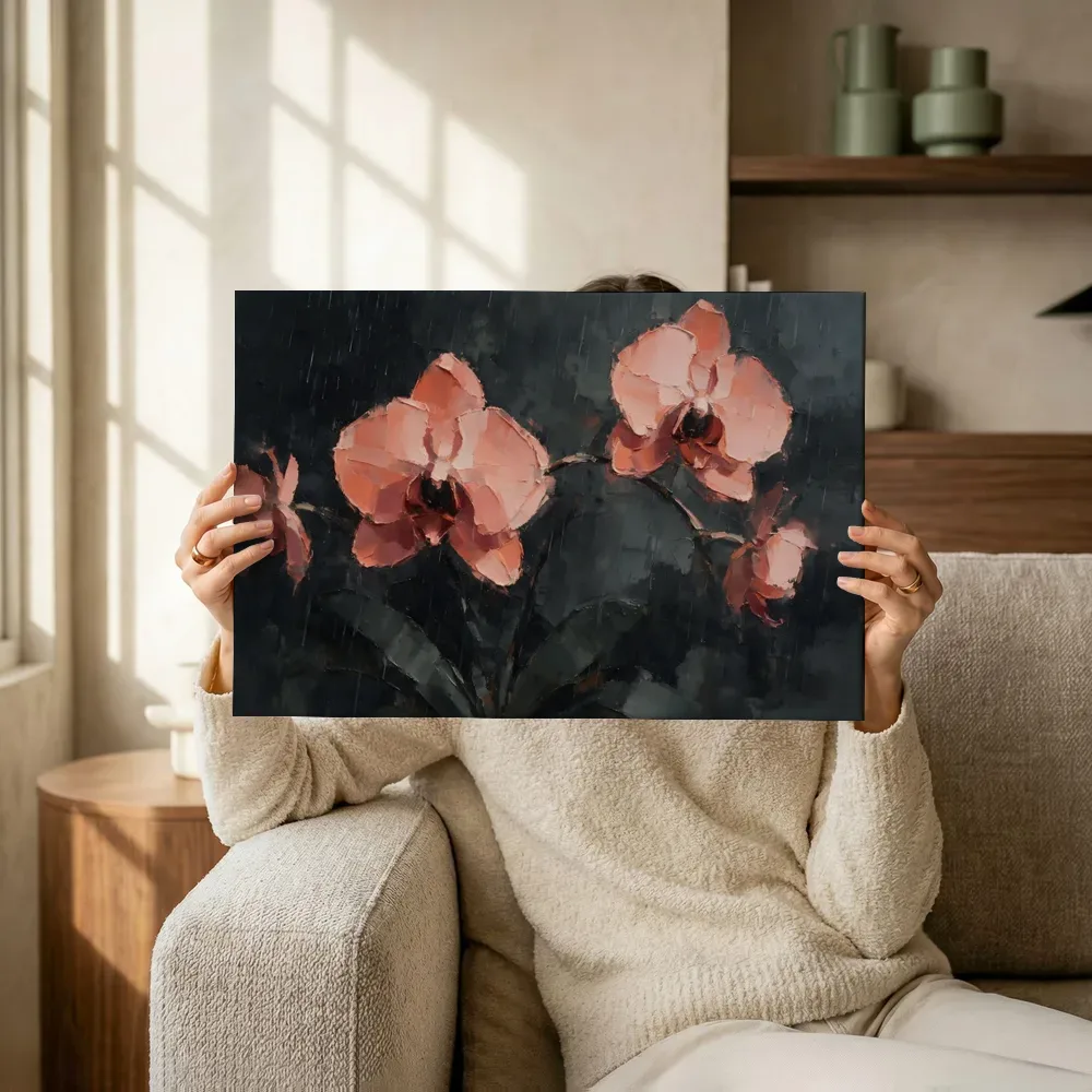 Sfeerimpressie: Orchidee van dichtbij in koraal terwijl het omhoog wordt gehouden