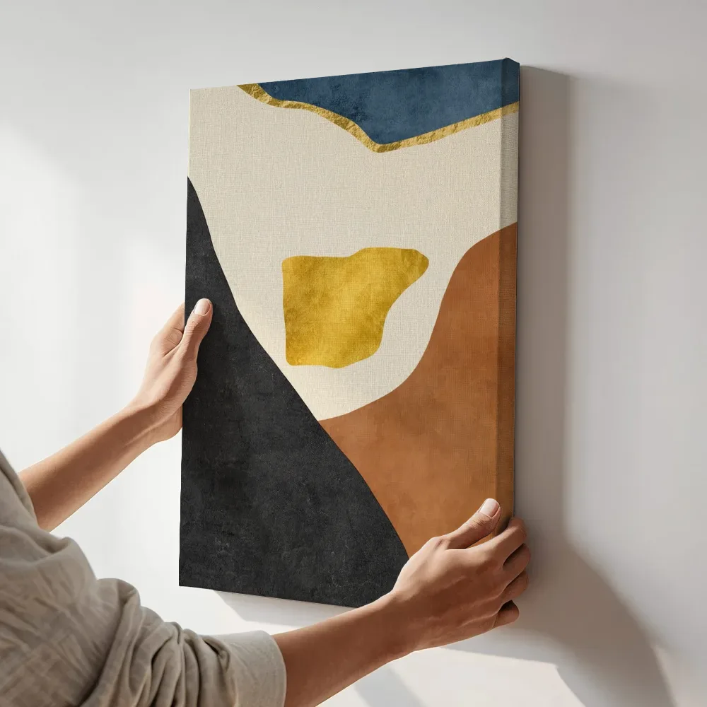 Sfeerimpressie: Organische compositie in marineblauw en terracotta terwijl het aan de muur wordt gehangen