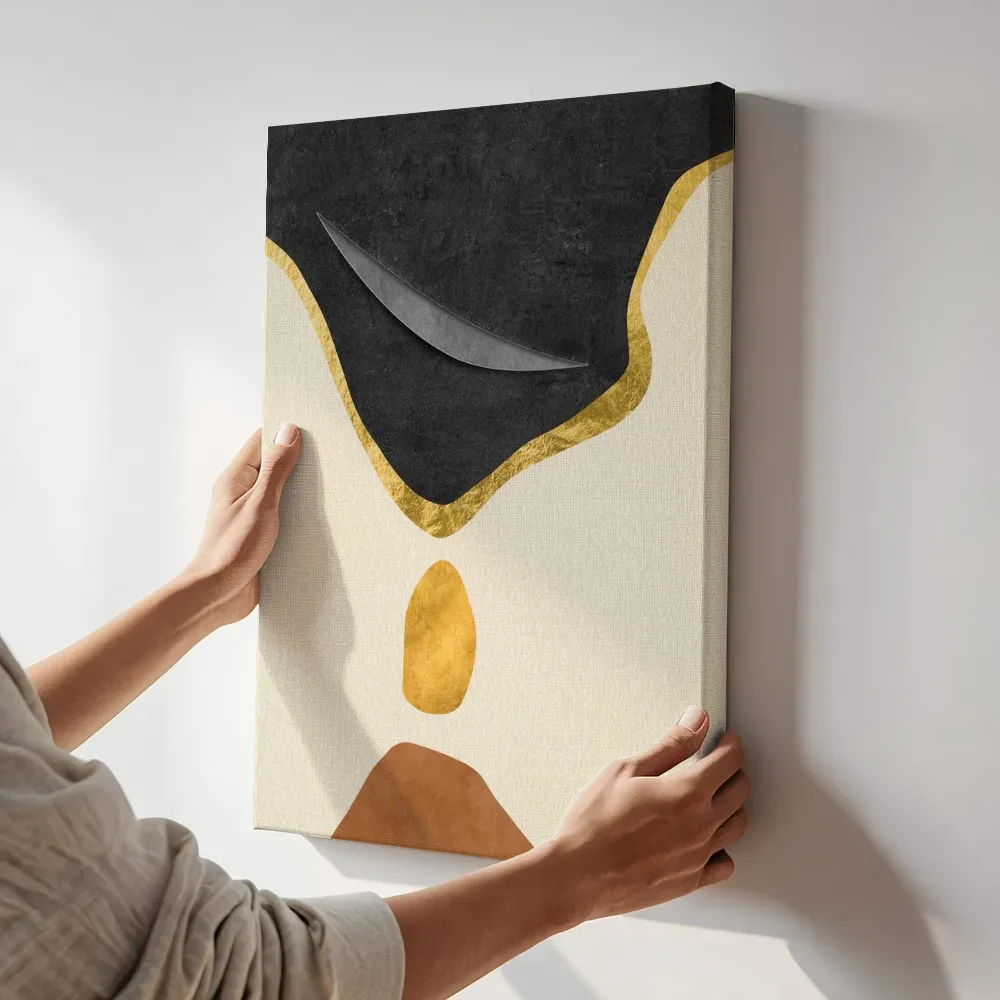 Sfeerimpressie: Organische compositie in zwart en goud terwijl het aan de muur wordt gehangen
