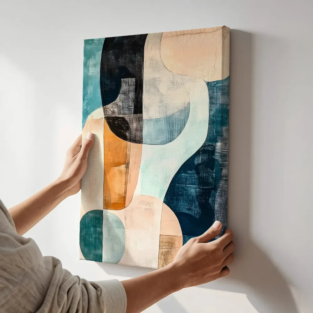 Sfeerimpressie: Organische vormen in teal en perzik terwijl het aan de muur wordt gehangen