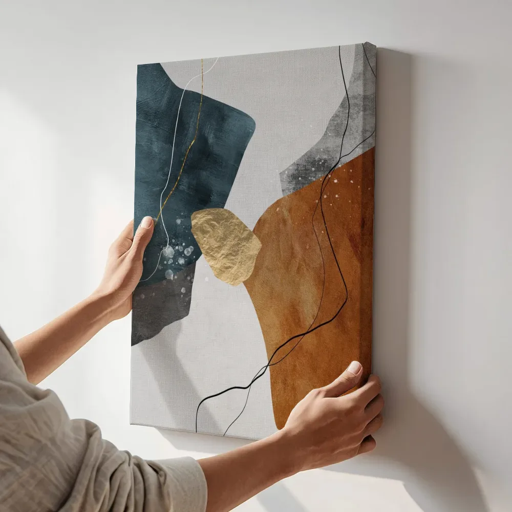 Sfeerimpressie: Organische vormen in teal en terracotta met goud terwijl het aan de muur wordt gehangen