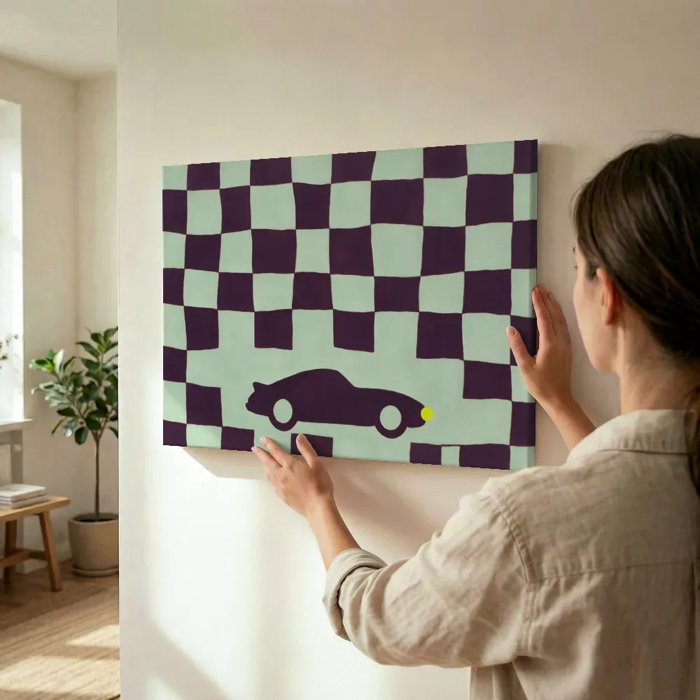 Sfeerimpressie: Oude auto in aubergine en mint terwijl het wordt opgehangen