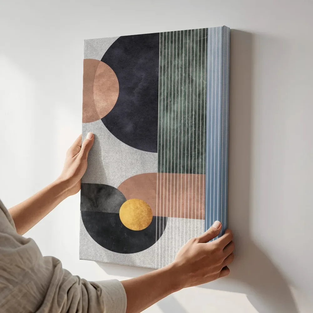 Sfeerimpressie: Overlappende cirkels in brons en marineblauw terwijl het aan de muur wordt gehangen