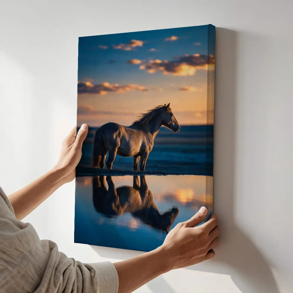 Sfeerimpressie: Paard en profil, een blauw-oranje schemering terwijl het aan de muur wordt gehangen