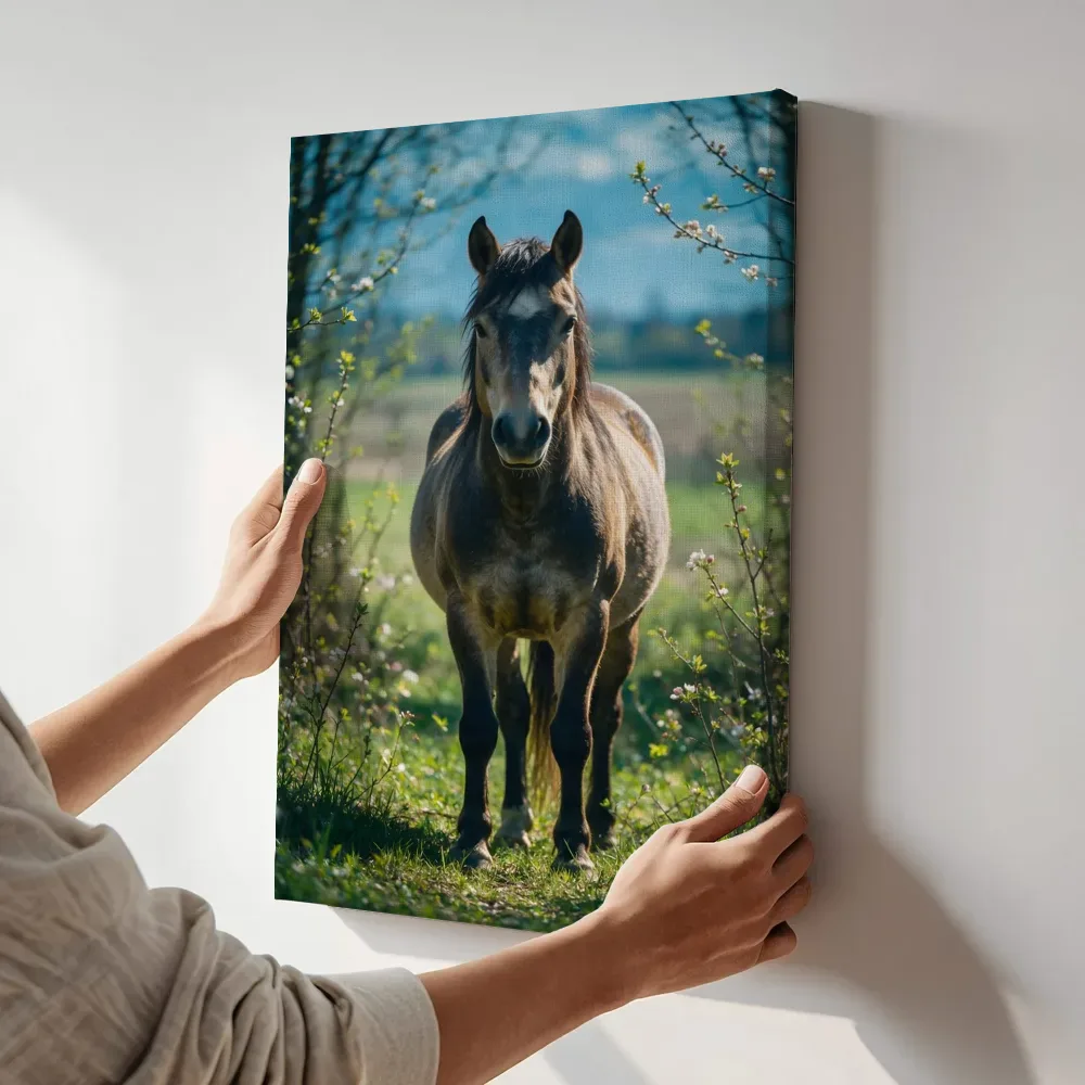 Sfeerimpressie: Paard frontaal, een fris lentemoment terwijl het aan de muur wordt gehangen