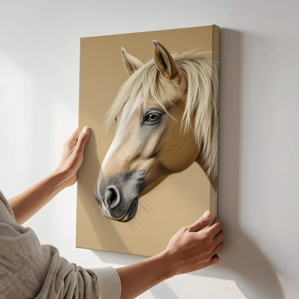 Sfeerimpressie: Paard in mist gehuld met oranje terwijl het aan de muur wordt gehangen