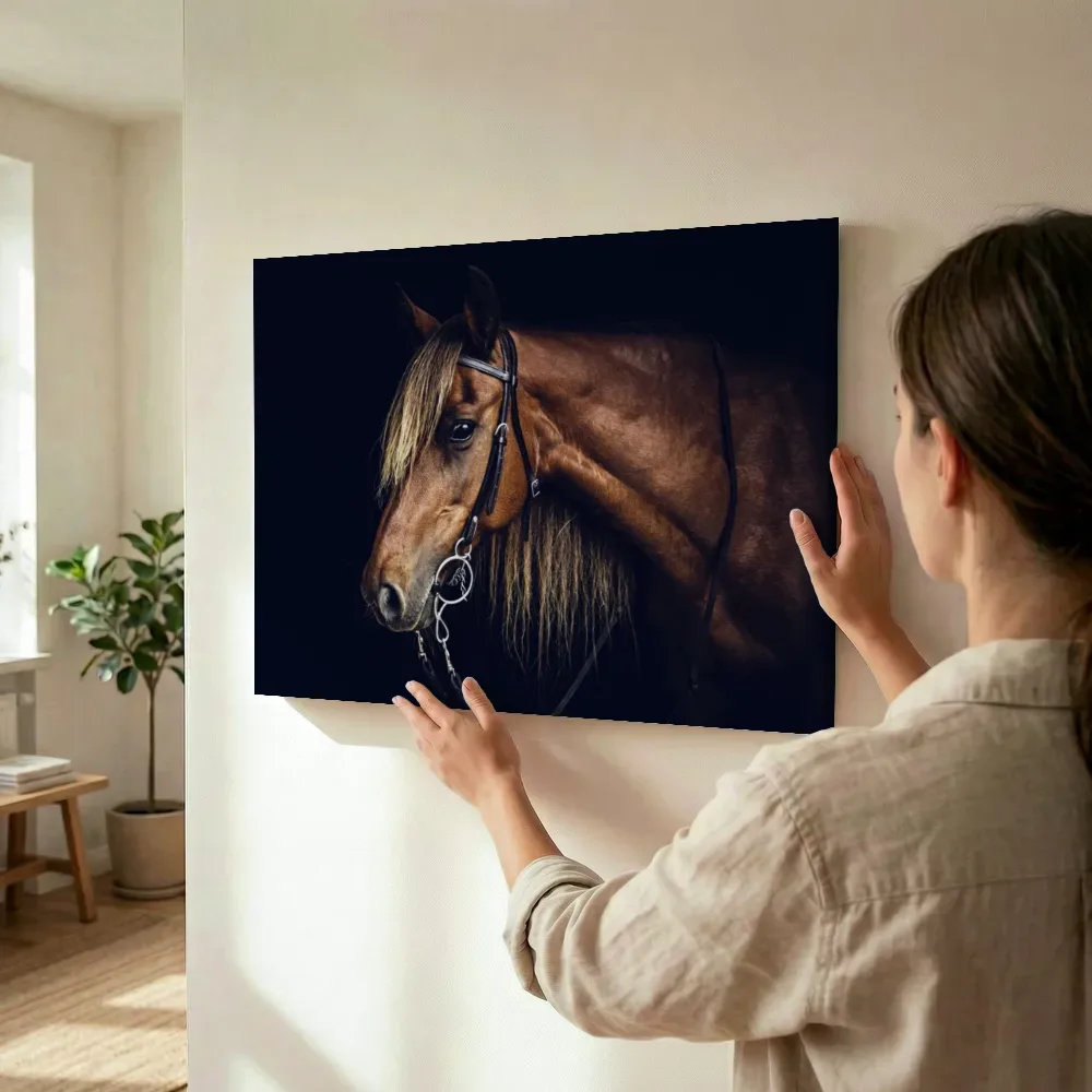Sfeerimpressie: Paard met hoofdstel close-up terwijl het wordt opgehangen